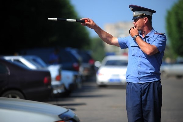 Если вы не хотите ехать в банк и стоять в очереди, вы можете оплатить штраф онлайн, воспользовавшись услугой интернет-банка. Все, что вам нужно сделать, - это проверить, есть ли в вашем банке такая услуга. Платеж не займет много времени. Кстати, проверить, оплачен ли штраф и есть ли какие-либо уведомления, касающиеся системы дорожного движения, можно на сайте Государственной инспекции. [В разделе «Услуги» выберите раздел «Проверка неоплаченных штрафов по данным автомобиля», введите в поле государственный номер автомобиля, серию и номер свидетельства о регистрации транспортного средства, код безопасности и через несколько секунд вы получите необходимую информацию.